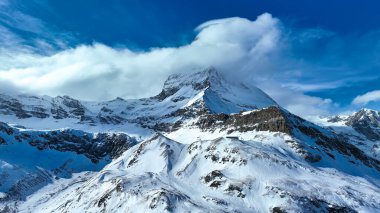 İsviçre 'nin ünlü dağının muhteşem hava manzarası. Güzel kar manzarasında Matterhorn..