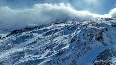 Klein Matterhorn ve Theodul buzul üzerinden Gornergrat, İsviçre Alpleri.