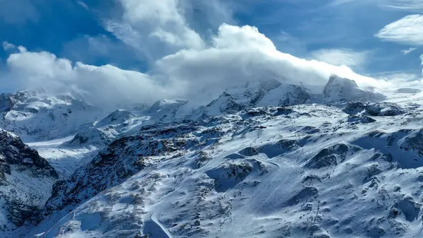 Pennine Alpleri 'ndeki Gornergrat ve Breithorn dağlarının arka planda demiryolu istasyonu karla kaplı manzaralı manzarası. Zermatt, İsviçre