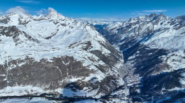 İsviçre Alplerindeki Zermatt Oteli 'nin insansız hava aracı. Kayak ve kış sezonu İsviçre ve Avrupa 'da şiddetli kar yağışı ile başladı..