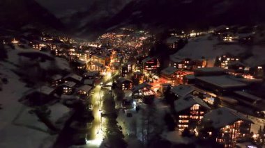 Geceleri İsviçre 'de Zermatt. Kış mevsiminde çekildi.