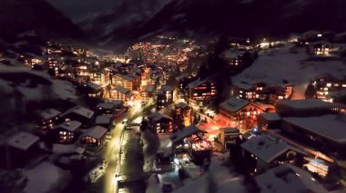 İsviçre, Zermatt 'taki alp Chalet Otelleri üzerinde gece uçuşu..