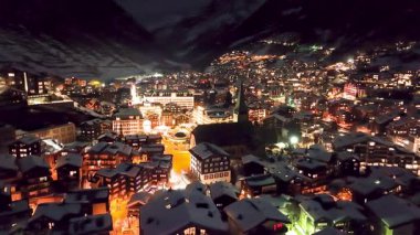 Geceleri İsviçre 'deki Zermatt Vadisi' nin hava manzarası. Parlak ışıklarla. Arabasız ve elektrikli trensiz büyülü bir İsviçre kasabası..