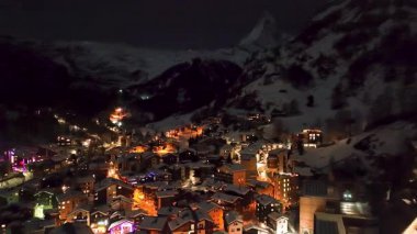 İsviçre Zermatt Alpleri Gondola Kablo Araba Matterhorn Kar Dağları Günbatımı Gece 4K.