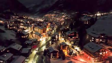 Zermatt 'ın gece hava görüntüsü.