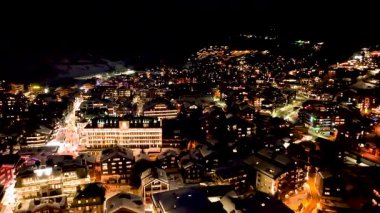 İsviçre 'deki Zermatt kayak merkezinin gece görüşü..