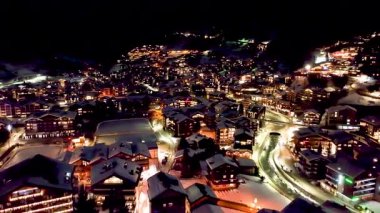 İsviçre 'deki Zermatt lüks otelinin havadan görünüşü. Gece hayatı ve Zermatt 'ta parti.