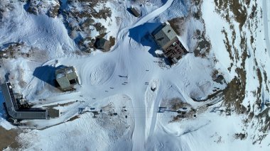 Schwarzsee teleferik istasyonu, Zermatt 'ın çevresindeki bir manzara. Yukarıdan drone atışı.