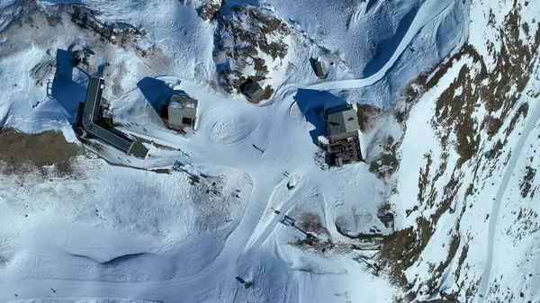 Zermatt kayak merkezindeki Schwarzsee teleferik istasyonu. Kayak asansörlü teleferik, İHA 'dan aşağı. Karla kaplı ağaçlarla kaplı kış manzarası. Açık havada kayak sporu..