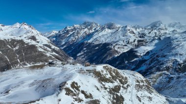 İsviçre 'nin Zermatt kentindeki Schwarzsee 2583 metre yüksekliğindeki dağ restoranının hava teleferik istasyonu ve manzarası. Kışın Buzul Cenneti teleferiği. Arkaplanda İsviçre Alpleri olan Schwarzsee Oteli.