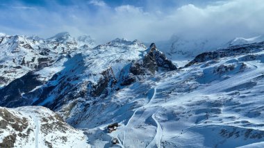 Kayak asansörleri ve Buzul Dağları.