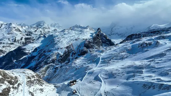 Kayak asansörleri ve Buzul Dağları.