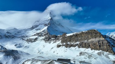 Matterhorn, İsviçre. Kış dağı manzarası. Kayak için bir yer. Zermatt Kayak Tesisi. Yüksek kayalar ve kar. İsviçre 'deki dağ manzarası. Kartpostallar, arka planlar, duvar kağıtları için fotoğraf.