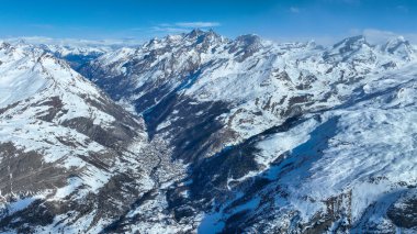İsviçre Alplerindeki Zermatt Oteli 'nin insansız hava aracı. Kayak ve kış sezonu İsviçre ve Avrupa 'da şiddetli kar yağışı ile başladı..