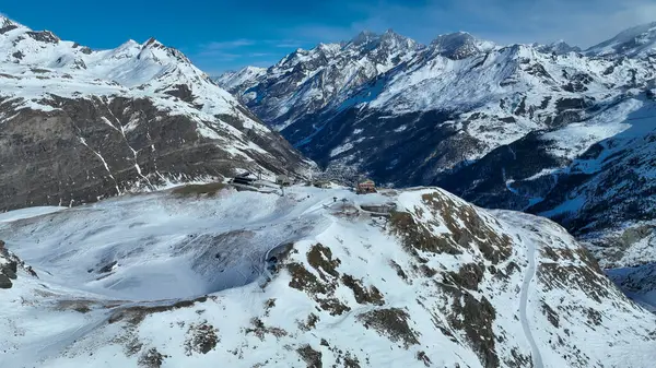 Zermatt kayak merkezindeki Schwarzsee teleferik istasyonu. Kayak asansörlü teleferik üstü drone görüntüsü. Karla kaplı ağaçlarla kaplı kış manzarası. Açık havada kayak sporu..