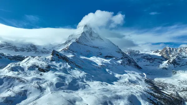 Matterhorn, İsviçre. Kış dağı manzarası. Kayak için bir yer. Zermatt Kayak Tesisi. Yüksek kayalar ve kar. İsviçre 'deki dağ manzarası. Kartpostallar, arka planlar, duvar kağıtları için fotoğraf.