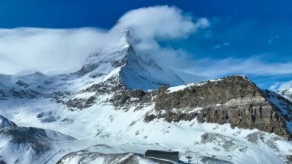 Matterhorn, İsviçre. Kış dağı manzarası. Kayak için bir yer. Zermatt Kayak Tesisi. Yüksek kayalar ve kar. İsviçre 'deki dağ manzarası. Kartpostallar, arka planlar, duvar kağıtları için fotoğraf.