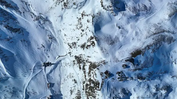 Aşağı manzaralı teleferik istasyonu, restoran ve Schwarzsee 'de kışın piste. Kayakçılarla karlı doğal manzarada hava aracı görüntüsü. Ski areal Zermatt İsviçre 'de.