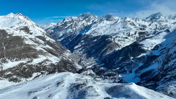 İsviçre Alplerindeki Zermatt Oteli 'nin insansız hava aracı. Kayak ve kış sezonu İsviçre ve Avrupa 'da şiddetli kar yağışı ile başladı..