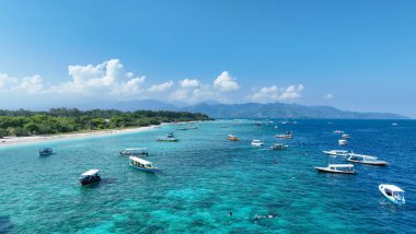 İnsanlar Endonezya 'nın Gili Meno Adası' ndaki ünlü yerin yakınında şnorkelle yüzüyorlar. Hava görüntüsü. Okyanusta sualtı turizmi. Gili Meno Adası, Endonezya. Seyahat resmi.