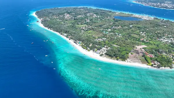 Lombok, Endonezya 'daki Gili adalarının insansız hava aracı görüntüsü. Gili Trawangan, Gili Meno ve Gili Air 'in gündüz panoraması. Temiz mavi su, mercan resifleri ve beyaz kumlu plajlar. Yukarıdan gelen tropik cennet.