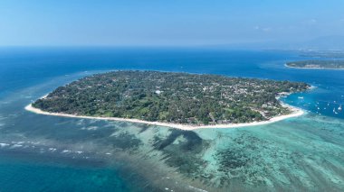 Lombok, Endonezya 'daki Gili adalarının insansız hava aracı görüntüsü. Gili Trawangan, Gili Meno ve Gili Air 'in gündüz panoraması. Temiz mavi su, mercan resifleri ve beyaz kumlu plajlar. Yukarıdan gelen tropik cennet.