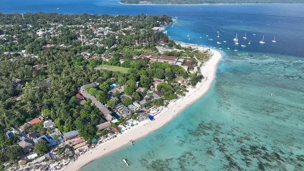 Gili Air, Endonezya 'daki küçük bir adada güzel bir tropik plaj ve mercan resifinin insansız hava aracı görüntüsü..