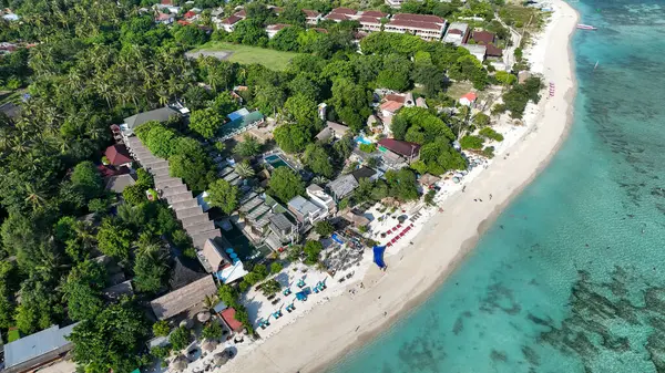 Gili Air, Endonezya 'daki küçük bir adada güzel bir tropik plaj ve mercan resifinin insansız hava aracı görüntüsü..