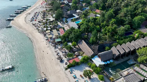 İnsansız hava aracıyla Gili Adası plaj manzarası. Lombok, Bali, Endonezya 'daki Gili Trawangan' ın hava manzarası.