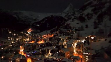 İsviçre 'deki Zermatt kayak merkezinin gece görüşü..