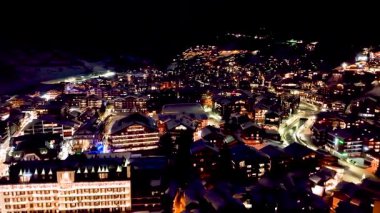 İsviçre 'deki Zermatt lüks otelinin havadan görünüşü. Gece hayatı ve Zermatt 'ta parti.