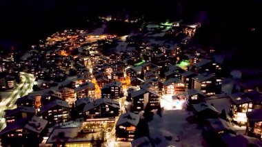 İsviçre, Zermatt 'taki alp Chalet Otelleri üzerinde gece uçuşu..