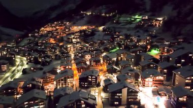 İsviçre, Zermatt 'taki alp Chalet Otelleri üzerinde gece uçuşu..