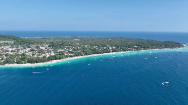 Drone sağdan sola çim biçiyor. Gili Trawangan 'da tekneli Aerial Plajı.