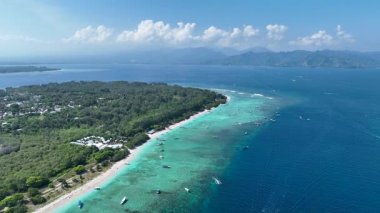 Güneşli bir günde, Endonezya 'nın Gili Meno kıyı şeridinin inanılmaz hava manzarası.