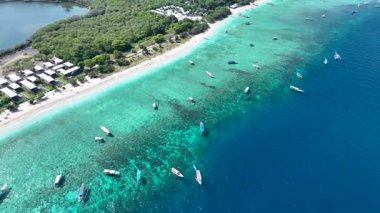 Endonezya 'da güneşli bir günde Gili Meno Adası açıklarında demirlemiş teknelerin hava görüntüleri..