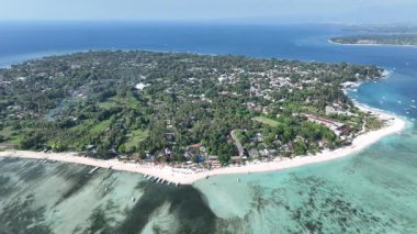 Sığ resifler ve derin mavi sularla çevrili bir mercan adası anteni..