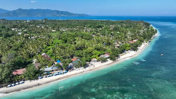 Gili Havası 'nın huzurlu kıyı şeridinde turkuaz sular, beyaz kumlu plajlar ve tropik bir adada huzurlu bir kaçış sunan büyüleyici sahil kulübeleri yer alıyor..