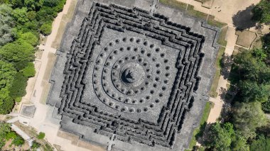 Endonezya 'nın tanınmış turizm merkezlerinden biri olan Borobudur Tapınağı' nın inanılmaz aşağı manzarası.