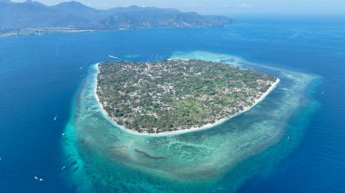 Gili Air adası Gilis adasının en küçük adasıdır ve Lombok anakarasına en yakın olan ada, balayı çiftleri ve sessiz bir inzivaya çekilmek isteyen gezginler tarafından popüler hale getirilmiştir..