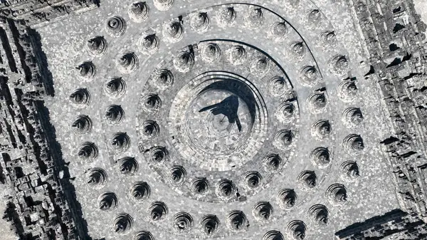 Tepe-aşağı detaylı casus uçak atış Borobudur Tapınağı Doğu Java, Endonezya köşesinin.