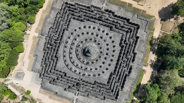 Endonezya 'nın tanınmış turizm merkezlerinden biri olan Borobudur Tapınağı' nın inanılmaz aşağı manzarası.