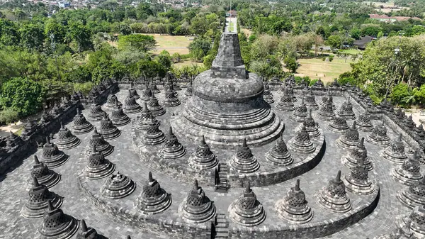 Endonezya 'nın merkez Java kentindeki UNESCO Dünya Mirası Alanı Borobudur Tapınağı' ndaki antik taş stupaların yakın görüntüsü. Açık mavi gökyüzü, karmaşık Budist mimarisine zıtlık katar..