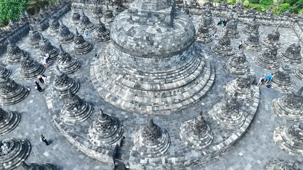 Endonezya 'nın merkez Java kentindeki UNESCO Dünya Mirası Alanı Borobudur Tapınağı' ndaki antik taş stupaların yakın görüntüsü. Açık mavi gökyüzü, karmaşık Budist mimarisine zıtlık katar..