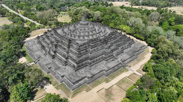 Mandala şeklindeki Borobudur tapınağının havadan görünüşü. Orta Cava, Endonezya 'daki dünyanın en büyük Budist anıtı..