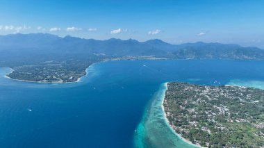 Turkuaz sularla çevrili Gili Air 'in nefes kesici hava manzarasında ıslanırken, görkemli Lombok adası uzaklardan yükseliyor. Gili Havası 'nın Lomboks' un bereketli kıyı şeridiyle buluştuğu güzellik.