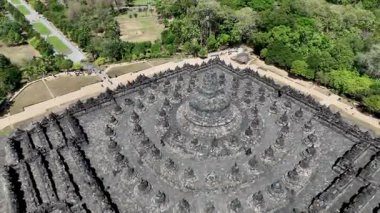 Endonezya 'daki Borobudur Tapınağı' nın zirvesinde Stupas.