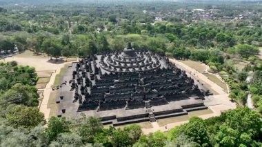 Endonezya Yogyakarta yakınlarındaki görkemli Borobudur Tapınağı 'nın hava manzarası..