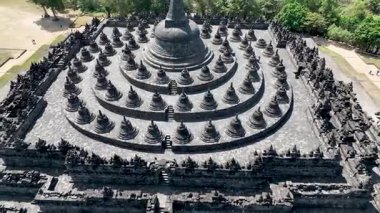 Yogyakarta, Endonezya: Endonezya 'nın orta kesimindeki Yogyakarta yakınlarındaki ünlü Borobudur antik Budizm tapınağının insansız hava aracı görüntüleri. Geriye doğru ateş et ve yukarı doğru hareket et..