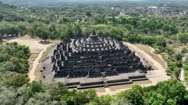 Merkez Java, Endonezya 'daki Borobudur Tapınağı' nın hava durağan görüntüleri ayrıntılı taş oymaları, büyük stupalar ve UNESCO Dünya Mirası alanını çevreleyen yemyeşil manzaraları sergiliyor.